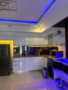 Una cocina o cocineta en Cozy Condo in Venice Luxury Residences Taguig