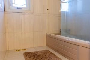 Koupelna v ubytování Elegant Mansion with Private Bar & Game Lounge + 61 fotografií