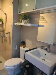 Un baño de Cozy Condo in Venice Luxury Residences Taguig