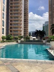 La alberca dentro o cerca de Cozy Condo in Venice Luxury Residences Taguig