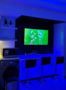 Una televisión o centro de entretenimiento en Cozy Condo in Venice Luxury Residences Taguig 25 fotos más