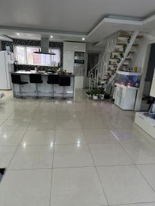 Η κουζίνα ή μικρή κουζίνα στο Stort luksus Villa