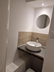 un baño con lavabo y espejo en Studio Hyper Centre Libourne, en Libourne