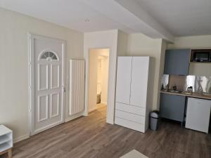 Habitación con cocina con puerta y barra. en Studio Hyper Centre Libourne, en Libourne