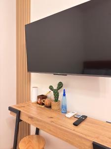 Μια τηλεόραση ή/και κέντρο ψυχαγωγίας στο Casa Tres16 - Your Private Cozy Retreat +21 φωτογραφίες