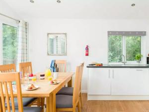 Imagine din galeria proprietății Merley Woodland Signature 3 Lodge with Hot Tub în Wimborne Minster