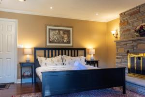 Postel nebo postele na pokoji v ubytování Elegant Mansion with Private Bar & Game Lounge