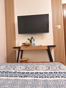 Μια τηλεόραση ή/και κέντρο ψυχαγωγίας στο Casa Tres16 - Your Private Cozy Retreat