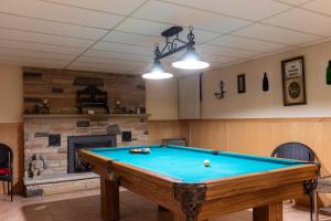 Biliár nebo kulečník v ubytování Elegant Mansion with Private Bar & Game Lounge