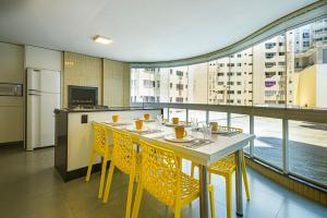 Η κουζίνα ή μικρή κουζίνα στο ITNC024- Apê com 4 quartos na Av. Atlântica de BC