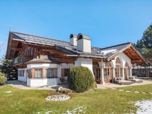 a house with a gambrel roof at Kitzlodge S in Apfeldorf