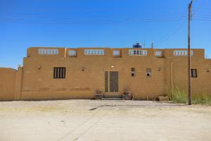 Un gran edificio de ladrillos en medio de un desierto. en شاليه سيوة - Chalet Siwa, en Siwa