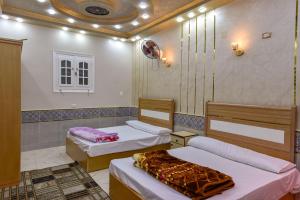 Una habitación con dos camas. en شاليه سيوة - Chalet Siwa, en Siwa