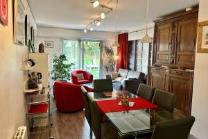 a kitchen and living room with a table and chairs at Mes Oasis Nancy in Villers-lès-Nancy