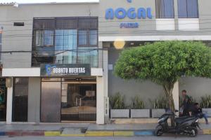 uma scooter estacionada em frente a uma loja em HOTEL NOGAL PLAZA em La Virginia