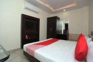 Ένα ή περισσότερα κρεβάτια σε δωμάτιο στο Hotel O Csfc +18 φωτογραφίες