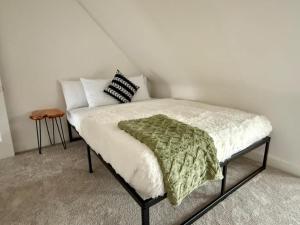 Ένα ή περισσότερα κρεβάτια σε δωμάτιο στο Jungle House Columbus Short North Downtown Free Parking - Near Convention Center & Nationwide Arena - 4BR Luxury Home - Sleeps 12 - Over 5,800 Five Star Stays