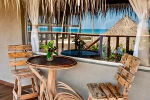 uma mesa e cadeiras na varanda de um resort em Kite Eco House Salinas del rey em Salina de Rey