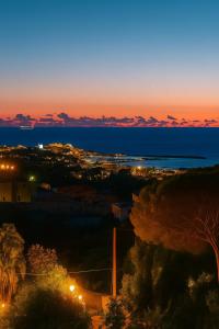 Villa Antonietta Ischia في ايسكيا: اطلالة على المحيط ليلا