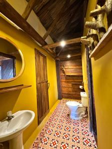 um banheiro com pia e vaso sanitário em Kite Eco House Salinas del rey em Salina de Rey mais 25 fotografias