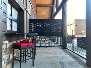 Μπαλκόνι ή βεράντα στο Steps to Lake Fireplace Indoor Outdoor Oasis