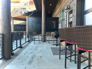 Μπαλκόνι ή βεράντα στο Steps to Lake Fireplace Indoor Outdoor Oasis