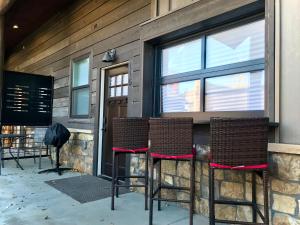 Χώρος καθιστικού στο Steps to Lake Fireplace Indoor Outdoor Oasis