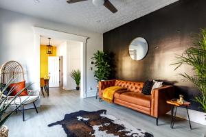 uma sala de estar com um sofá e um espelho em Short North Convention King Bed Free Parking! em Columbus