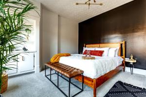 um quarto com uma cama grande com cabeceira de madeira em Short North Convention King Bed Free Parking! em Columbus