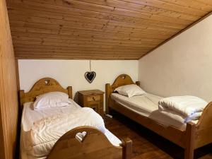 En eller flere senge i et værelse på chalet clémentine