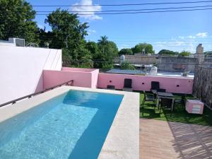 a swimming pool on the roof of a house at Departamento en San Sebastián Mérida in Mérida