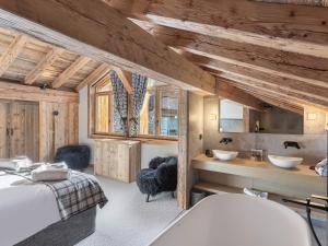 Ein Badezimmer mit zwei Waschbecken in einem Raum mit Holzwänden in der Unterkunft Chalet rénové avec piscine, sauna et hammam pour 14 personnes à Saint-Martin-de-Belleville - FR-1-570-54 in Saint-Martin-de-Belleville