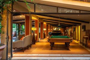 uma mesa de bilhar no meio de uma sala de estar em Borgo San Luigi em Monteriggioni