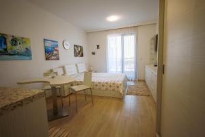 una camera da letto con un letto e un tavolo e una stanza con un tavolo di Сарафово Дом a Burgas