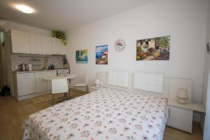 una camera da letto con un letto grande e una cucina di Сарафово Дом a Burgas