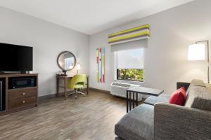 哈茨维尔南卡罗来纳哈茨维尔汉普顿酒店的带沙发和窗户的客厅