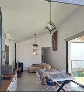 a kitchen and living room with a table and chairs at El Antiguo Corral de Sevilla in Navalcán