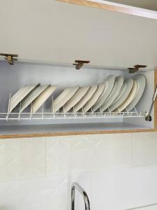 La vida es bella! hermoso apartamento con piscina cerca al centro de pereira في Dosquebradas: رف من ألواح التزلج البيضاء على رف المطبخ +29 صورة