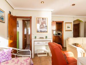 un soggiorno con un divano e un tavolo di Ap mayorazgo ii a Salobreña