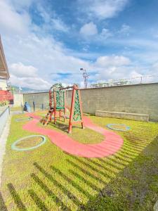 La vida es bella! hermoso apartamento con piscina cerca al centro de pereira في Dosquebradas: حديقة بها ملعب في العشب