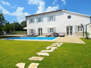 Bazén v ubytování House Nina nebo v jeho okolí