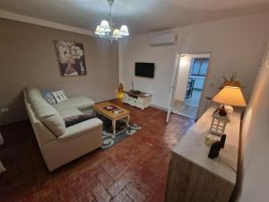 una sala de estar con un sofá y una mesa en La casa di Claudia - Certaldo, en Certaldo