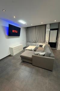 Et tv og/eller underholdning på Urban Eastside Apartment - Berlin Friedrichshain near Ostkreuz