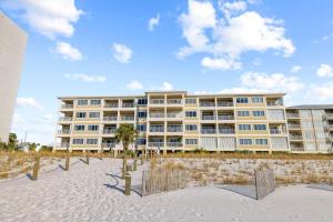 un gran edificio de apartamentos en la playa con una playa en Marlin Key 3E, en Orange Beach