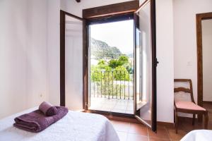 Casa lorenzo في Nigüelas: غرفة نوم بها سرير ونافذة كبيرة +32 صورة