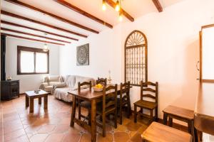 Casa lorenzo في Nigüelas: غرفة معيشة بها طاولة وأريكة