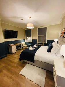 a bedroom with a bed and a tv and a desk at Eurobar & Hotel in Oxford