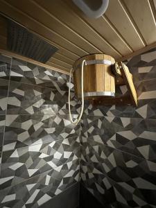 佩列亚斯拉夫-赫梅利尼茨基Будинок з сауною та чаном的浴室设有淋浴和 ⁇ 面板