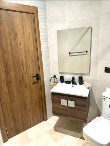 Ένα μπάνιο στο Garden View- Gueliz-Majorelle appartement 2 chambres- Wifi et piscines