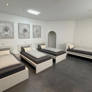 En eller flere senge i et værelse på Urban Eastside Apartment - Berlin Friedrichshain near Ostkreuz